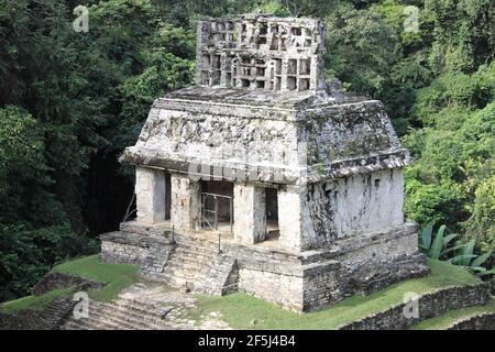 Nahaufnahme des Sonnentempels bei der Maya Stadt Palenque in Mexiko Stockfoto