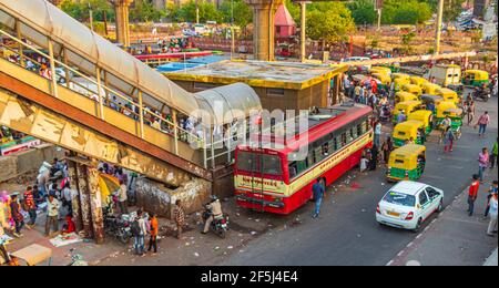 Leben und großer Verkehr mit Tuk Tuks Busse und Menschen in Neu-Delhi Delhi Indien. Stockfoto