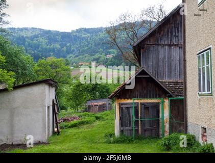 Bauernhöfe eines ehemaligen Gasthauses in Yspertal. Stockfoto