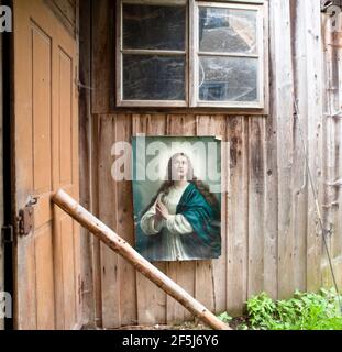 Bild von Madonna auf Holzscheune des alten gasthauses, Yspertal, Niederösterreich Stockfoto