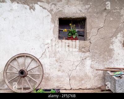 Wagenrad und Scheunenfenster eines ehemaligen Gasthauses in Yspertal, Niederösterreich Stockfoto