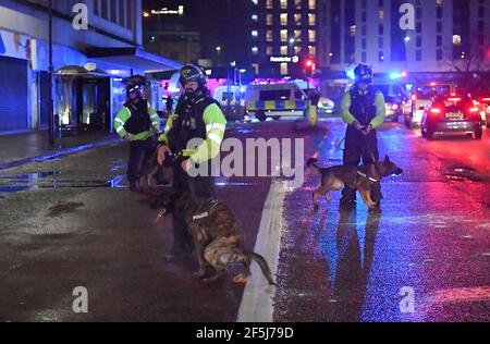 Polizeihunde und ihre Handler auf der Straße, während Polizeibeamte in Bristol auf Demonstranten einziehen, während der "Kill the Bill"-Protest gegen das Polizei-, Verbrechens-, Verurteilungs- und Gerichtsgesetz. Bilddatum: Freitag, 26. März 2021. Stockfoto