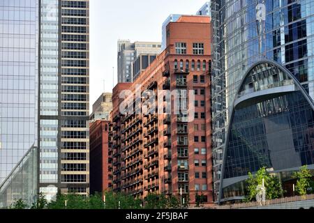 Chicago, Illinois, USA. Luxuriöse Wohnanlagen und Apartments mit herrlicher Aussicht liegen an der Westseite des Chicago River. Stockfoto