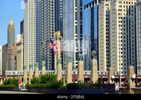 Chicago, Illinois, USA. 8 Büsten in einem Plaza vor der Merchandise Mart Linie am Nordufer der Chicago River. Stockfoto