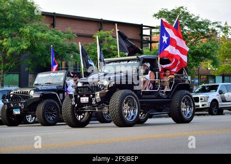 Chicago, Illinois, USA. Die Puerto Rican People's Parade ist in der Stadt jedes Jahr im Juni statt und die Feier geht weiter bis in den Abend und in der Nacht. Stockfoto