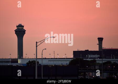 Chicago, Illinois, USA. Kontrollturm am O'Hare International Airport kurz nach Sonnenuntergang in der Abenddämmerung. Stockfoto