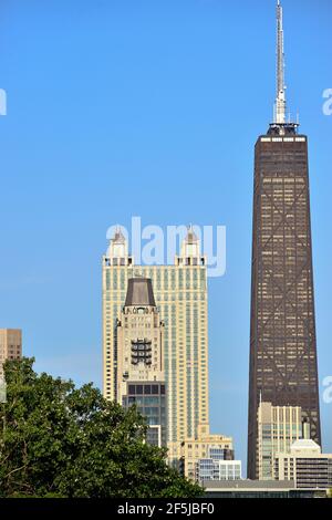 Chicago, Illinois, USA. Das John Hancock Building, auf der rechten Seite, dominiert die Skyline der Stadt entlang der herrlichen Meile der North Michigan Avenue. Stockfoto