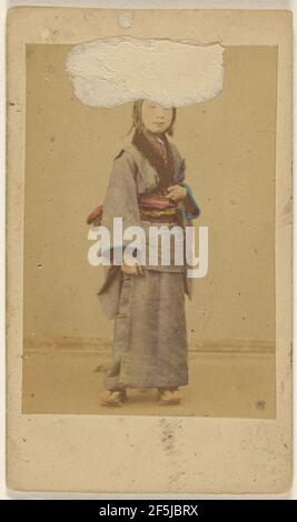 Unbekannte Japanerin in einem Kimono, stehend. Zugeschrieben Unbekannter Hersteller, Japanisch Stockfoto