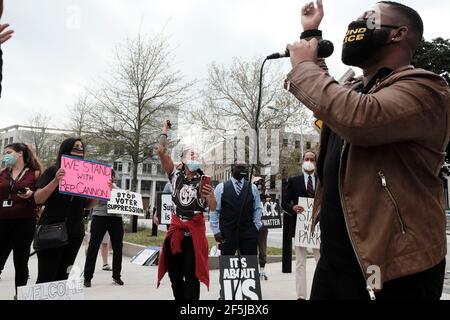 Atlanta, Georgia, USA. März 2021, 26th. Eine Gruppe von Demonstranten in Atlanta versammelten sich am Liberty Square zu einer Kundgebung zur Unterstützung des Georgia Rep. Park Cannon, der am Vortag verhaftet wurde. Cannon wurde verhaftet, nachdem er wiederholt an die Tür des Büros von Gow geklopft hatte. Brian Kemp, als er einen weitreichenden Wahlgesetzentwurf unterzeichnete; ein Gesetzentwurf, den Wahlrechtsbefürworter sagen, wird den Wählerzugang einschränken und schwarze Wähler entrechten. Kredit: John Arthur Brown/ZUMA Wire/Alamy Live Nachrichten Stockfoto