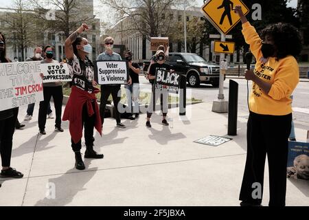 Atlanta, Georgia, USA. März 2021, 26th. Die Georgia State Representative Viola Davis spricht mit einer Gruppe von Demonstranten, die sich für den georgischen Rep. Park Cannon, der am Vortag verhaftet wurde, mobilisiert haben. Cannon wurde verhaftet, nachdem er wiederholt an die Tür des Büros von Gow geklopft hatte. Brian Kemp, als er einen weitreichenden Wahlgesetzentwurf unterzeichnete; ein Gesetzentwurf, den Wahlrechtsbefürworter sagen, wird den Wählerzugang einschränken und schwarze Wähler entrechten. Kredit: John Arthur Brown/ZUMA Wire/Alamy Live Nachrichten Stockfoto