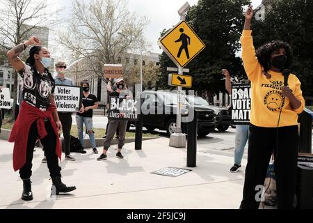 Atlanta, Georgia, USA. März 2021, 26th. Die Georgia State Representative Viola Davis spricht mit einer Gruppe von Demonstranten, die sich für den georgischen Rep. Park Cannon, der am Vortag verhaftet wurde, mobilisiert haben. Cannon wurde verhaftet, nachdem er wiederholt an die Tür des Büros von Gow geklopft hatte. Brian Kemp, als er einen weitreichenden Wahlgesetzentwurf unterzeichnete; ein Gesetzentwurf, den Wahlrechtsbefürworter sagen, wird den Wählerzugang einschränken und schwarze Wähler entrechten. Kredit: John Arthur Brown/ZUMA Wire/Alamy Live Nachrichten Stockfoto