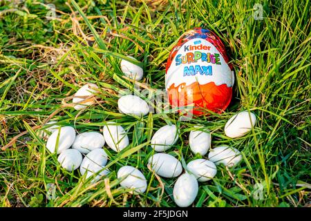 Kinder Maxi Überraschung und Ostereier auf dem Gras Stockfoto