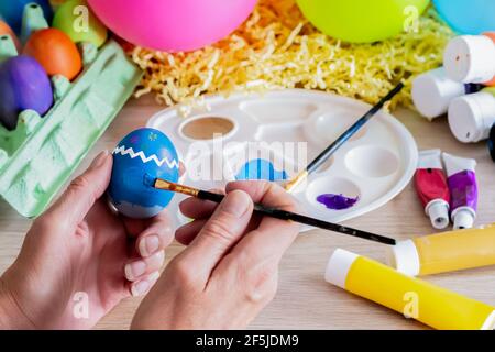 Ostern. Kreative Hobby Malerei Ostereier Stockfoto
