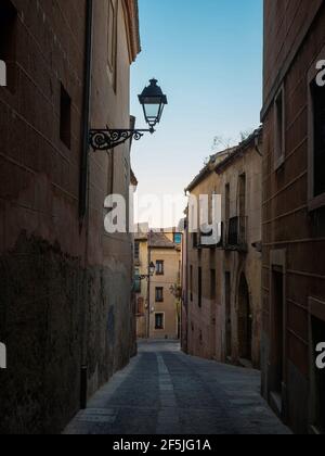 Schmale Gasse Kopfsteinpflasterstraßen von malerischen malerischen Stadt Von Segovia mittelmeer rustikale Architektur in Spanien Europa Stockfoto