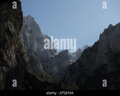 Gipfelpanorama der Picos de Europa Bergkette in Schlucht Tal Canyon Wanderweg Route Senda del Cares Poncebos zu Cain in Leon Asturia Stockfoto