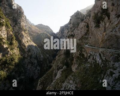 Panorama Blick auf Schlucht Tal Canyon Wanderweg Route Senda del Cares in Picos de Europa Bergkette Poncebos nach Cain Leon Asturias, Spai Stockfoto