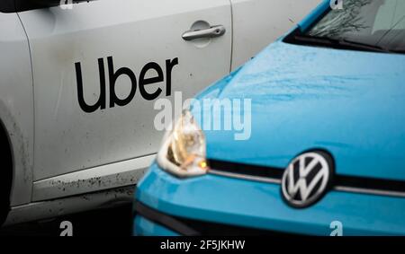 Bukarest, Rumänien - 17. März 2021: Ein weißes Uber-Logo mit der Marke schmutziges Auto wird im Verkehr auf einer Straße in der Innenstadt von Bukarest gesehen. Stockfoto