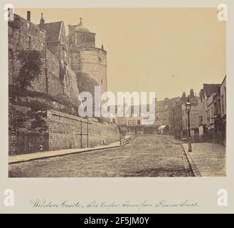 Windsor Castle - The Curfew Tower von der Thames Street. Arthur James Melhuish (Englisch, 1829 - 1895) Stockfoto