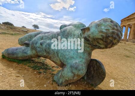 Agrigento ist eine Stadt an der Südküste Siziliens, Italien. Es war eine der führenden Städte von Magna Graecia während des goldenen Zeitalters des antiken Griechenlands. Stockfoto