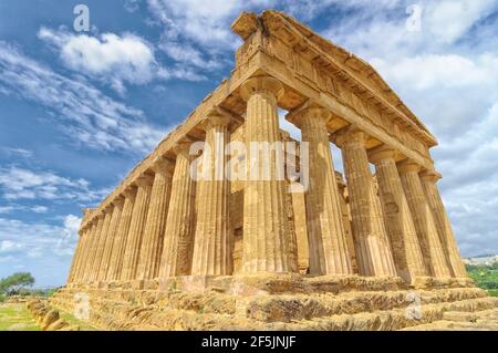Tempel von Concordia, im Tal der Tempel in Agrigento, Sizilien, Italien. Es ist und einer der am besten erhaltenen griechischen Tempel, vor allem der dorischen Ordnung. Stockfoto