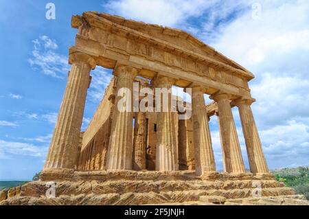 Tempel von Concordia, im Tal der Tempel in Agrigento, Sizilien, Italien Und einer der am besten erhaltenen griechischen Tempel, vor allem der Doric Auftrag Stockfoto