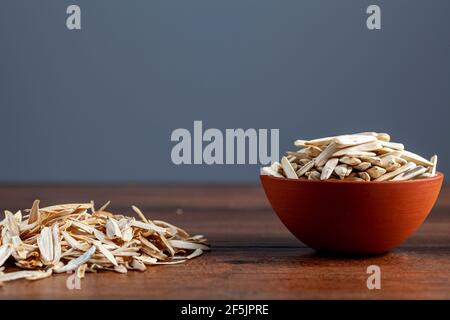 Geröstete und gesalzene Sonnenblumenkerne sind sehr beliebte türkische Knabbereien, die als Teil von Snacks mit Nüssen oder getrennt gegessen werden. Die Samen sind geknackt wi Stockfoto