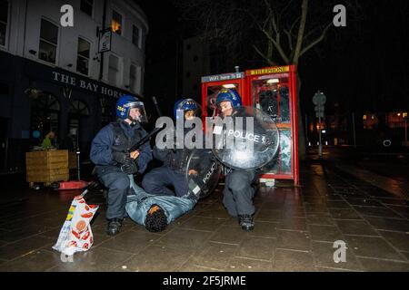 Polizei und Demonstranten stoßen zusammen, während sich die Offiziere auflösen Die Menge bei einem 'Kill the Bill'-Protest in Bristol Stockfoto