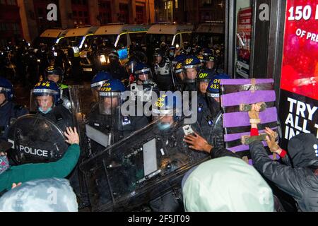 Polizei und Demonstranten stoßen zusammen, während sich die Offiziere auflösen Die Menge bei einem 'Kill the Bill'-Protest in Bristol Stockfoto