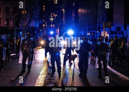 Polizei und Demonstranten stoßen zusammen, während sich die Offiziere auflösen Die Menge bei einem 'Kill the Bill'-Protest in Bristol Stockfoto