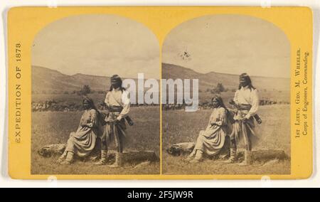 Junger Apache Krieger und seine Squaw, nahe Lager Apache, Arizona.. Timothy H. O'Sullivan (Amerikaner, um 1840 - 1882) Stockfoto