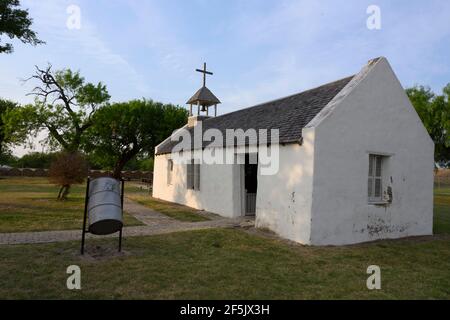 Die historische Kapelle von La Lomita, erbaut 1865, liegt intakt am Ufer des Rio Grande Flusses südlich von Mission nur wenige Meter von dem geplanten Grenzmauer Bau im Hidalgo County blockiert wird. Wenn die Wand fertig ist, wird die Kapelle auf der mexikanischen Seite der Wand sein. ©Bob Daemmrich Stockfoto