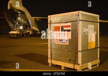 Khartum, Sudan. März 2021, 26th. Chinesische Impfstoffe werden aus einem Flugzeug auf dem internationalen Flughafen Khartum in Khartum, Sudan, entladen, 26. März 2021. Am Freitag kam hier ein Stapel von Chinas Sinopharm COVID-19 Impfstoffen an, die von der chinesischen Regierung dem Sudan gespendet wurden. Kredit: Ma Yichong/Xinhua/Alamy Live Nachrichten Stockfoto