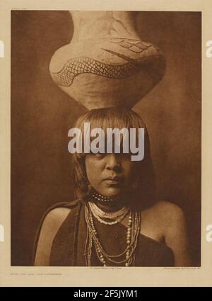 Mädchen und Glas - San Ildefonso. Edward S. Curtis (amerikanisch, 1868 - 1952) Stockfoto