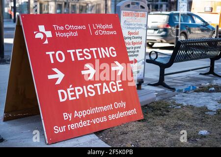 Ottawa, Ontario, Kanada - 20. März 2021: Schilder vor einem COVID-19 Drive-Through-Testzentrum in der Innenstadt führen die Fahrer zur Testanlage. Stockfoto