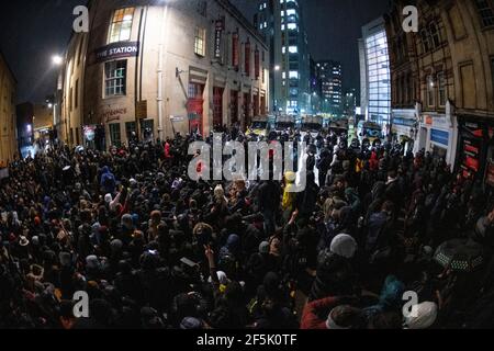 Polizei und Demonstranten stoßen zusammen, während sich die Offiziere auflösen Die Menge bei einem 'Kill the Bill'-Protest in Bristol Stockfoto