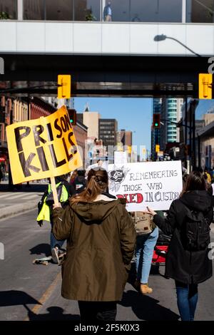 Ottawa, Ontario, Kanada - 20. März 2021: Demonstranten tragen Schilder, die das Justizsystem für den Tod von Personen in der Haft verurteilen. Stockfoto