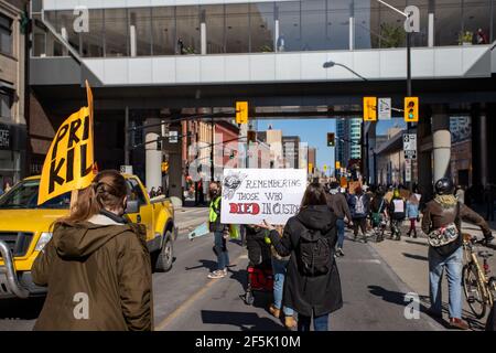 Ottawa, Ontario, Kanada - 20. März 2021: Demonstranten tragen Schilder, die das Justizsystem für den Tod von Personen in der Haft verurteilen. Stockfoto