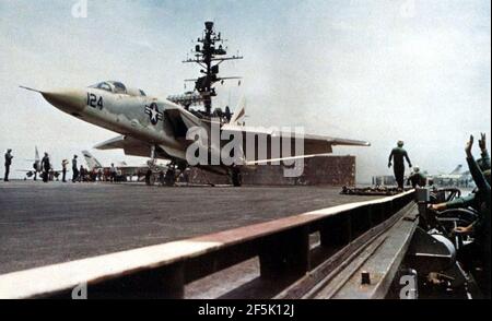 RA-5C von RVAH-12 auf USS Constellation (CVA-64) 1967. Stockfoto