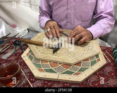 shiraz, Iran - 27. märz 2017: Fotos von Antiquitäten in Tradition Markt in shiraz Stockfoto