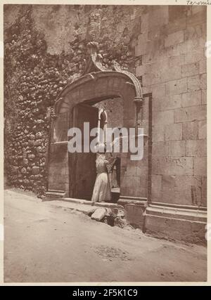 Frau betritt das Tor. Baron Wilhelm von Gloeden (Deutsch, 1856 - 1931) Stockfoto