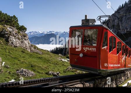 Pilatus, Schweiz - September 30 2020: Die berühmte Zahnradbahn, die steilste der Welt, steigt auf den Gipfel des Pilatus im Kanton Lucern Stockfoto