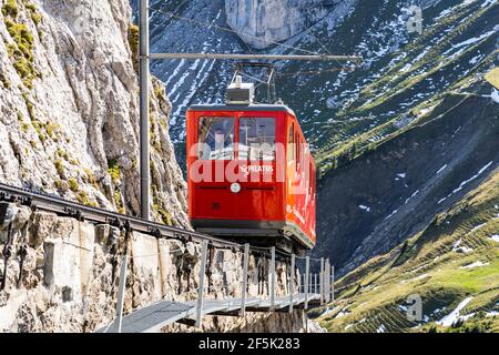 Pilatus, Schweiz - September 30 2020: Die berühmte Zahnradbahn, die steilste der Welt, steigt auf den Gipfel des Pilatus im Kanton Lucern Stockfoto