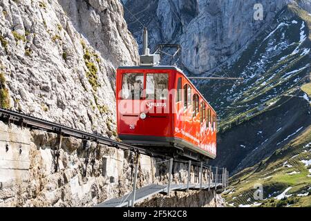 Pilatus, Schweiz - September 30 2020: Die berühmte Zahnradbahn, die steilste der Welt, steigt auf den Gipfel des Pilatus im Kanton Lucern Stockfoto