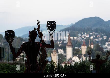 Luzern, Schweiz - September 30 2020: Collection'Air Skulpturenpark mit Blick auf Luzern in der Schweiz mit der mittelalterlichen Stadtmauer im Hintergrund Stockfoto