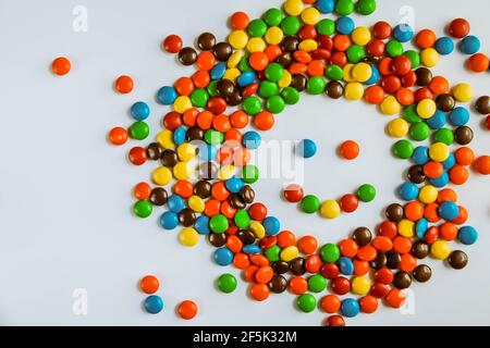 Happy Face aus bunten Süßigkeiten auf weißem Hintergrund Stockfoto