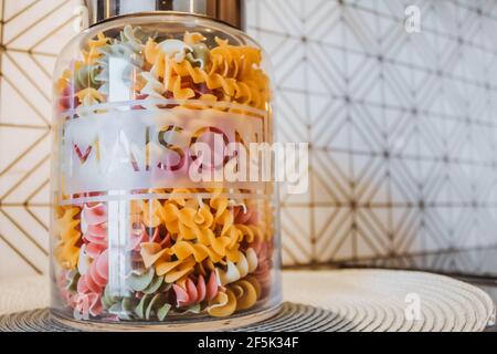 Vielfalt der Arten und Formen der trockenen italienischen Pasta in Ein Glas Stockfoto