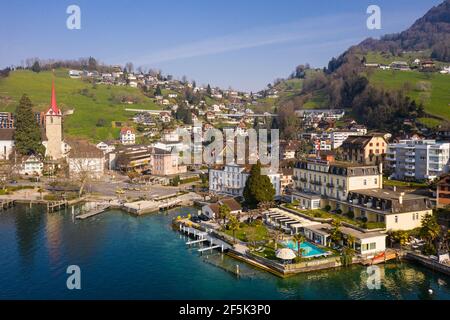 Weggis, Schweiz - März 28 2020: Luftaufnahme verschiedener Luxushotels wie dem Beau Rivage und dem Hotel du Lac, das am Seeufer liegt Stockfoto