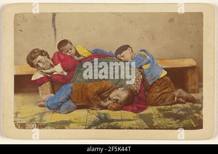 Zigeunermutter und drei Kinder sitzen auf Bank und Boden. Giorgio Conrad (Italienisch, aktiv 1860s) Stockfoto