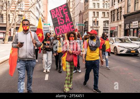 Demonstranten mit Tigray-Fahnen und Plakaten veranstalteten am 26. März 2021 eine Kundgebung auf dem Washington Square und gingen am Broadway in New York entlang, um das Ende des Athiopien-Angriffs auf Zivilisten zu fordern. Der Konflikt zwischen der Regionalregierung Tigray und der äthiopischen Regierung begann 2019 und eskalierte am 4. November 2020 zu einem offenen Krieg. Mehr als 2,3 Millionen Kinder werden von dringend benötigter Hilfe und humanitärer Hilfe abgeschnitten. Viele Demonstranten trugen Jacken, Hut und Gesichtsmasken in Farben der Tigray-Flagge. (Foto von Lev Radin/Sipa USA) Stockfoto