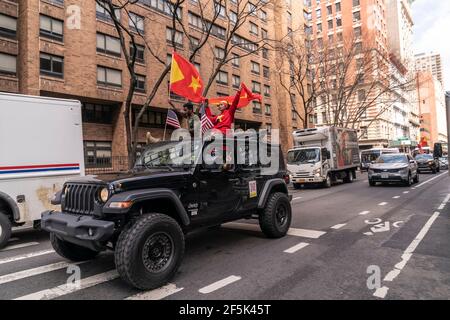 Demonstranten mit Tigray-Fahnen und Plakaten veranstalteten am 26. März 2021 eine Kundgebung auf dem Washington Square und gingen am Broadway in New York entlang, um das Ende des Athiopien-Angriffs auf Zivilisten zu fordern. Der Konflikt zwischen der Regionalregierung Tigray und der äthiopischen Regierung begann 2019 und eskalierte am 4. November 2020 zu einem offenen Krieg. Mehr als 2,3 Millionen Kinder werden von dringend benötigter Hilfe und humanitärer Hilfe abgeschnitten. Viele Demonstranten trugen Jacken, Hut und Gesichtsmasken in Farben der Tigray-Flagge. (Foto von Lev Radin/Sipa USA) Stockfoto